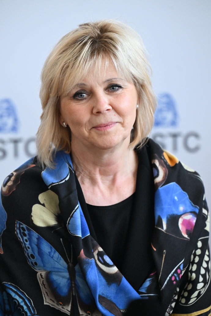 FOTO: Eva Pavlová na tiskové konferenci. – stránka 895