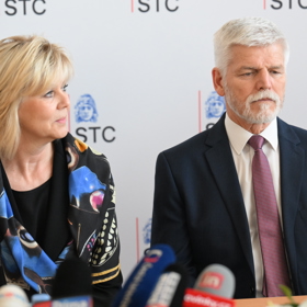 Petr Pavel a Eva Pavlová na tiskové konferenci.