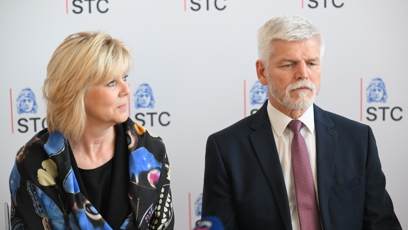 FOTO: Petr Pavel a Eva Pavlová na tiskové konferenci.