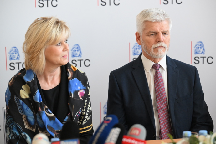FOTO: Petr Pavel a Eva Pavlová na tiskové konferenci. – stránka 2050