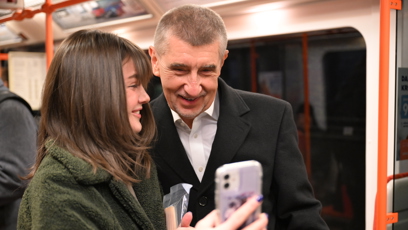 FOTO: během cesty stihl selfie s mladou slečnou.