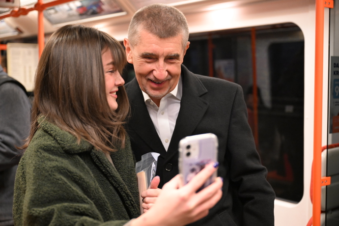 FOTO: během cesty stihl selfie s mladou slečnou. – stránka 708