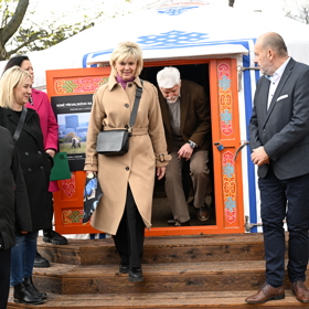 Eva Pavlová vylezla z jurty jako první.