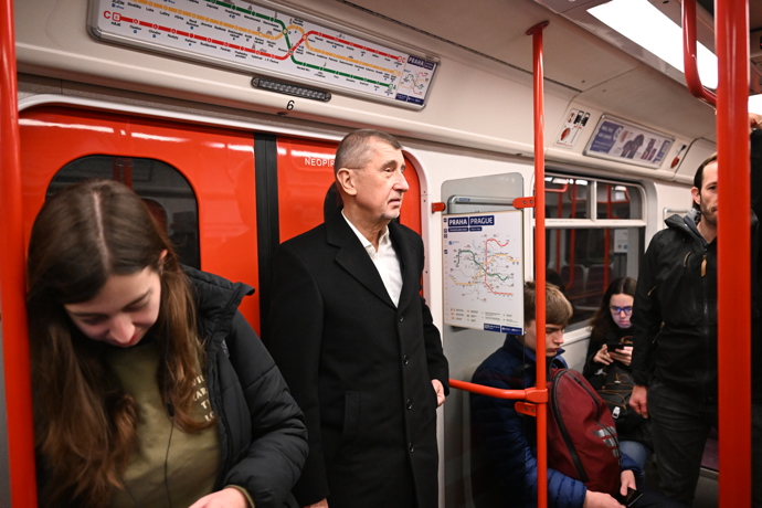 FOTO: Andrej Babiš vypadal chvílemi znuděně. – stránka 733