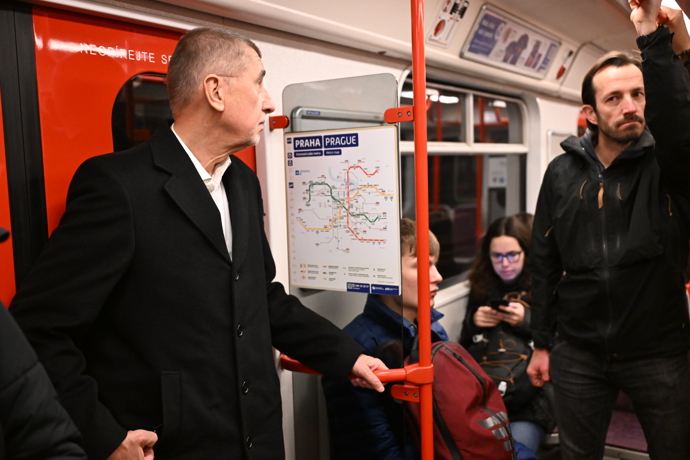 FOTO: Andrej Babiš vypadal chvílemi znuděně. – stránka 730