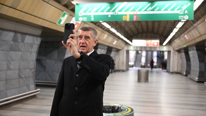 FOTO: Andrej Babiš natočil video v metru jako důkaz, že jím jel.