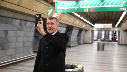 FOTO: Andrej Babiš natočil video v metru jako důkaz, že jím jel.