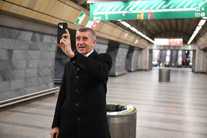 FOTO: Andrej Babiš natočil video v metru jako důkaz, že jím jel. – stránka 653