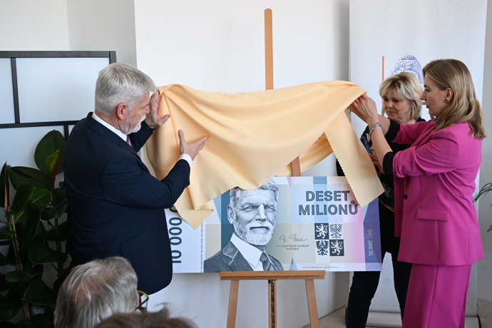 FOTO: Odhalení nové bankovky. – stránka 1984