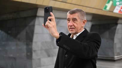 FOTO: Andrej Babiš natočil video v metru jako důkaz, že jím jel.