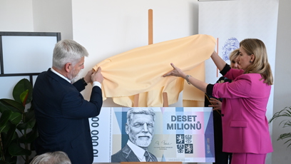 FOTO: Petr Pavel a Eva Pavlová odhalili novou bankovku.