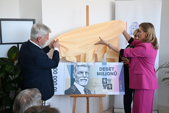 FOTO: Petr Pavel a Eva Pavlová odhalili novou bankovku. – stránka 1983