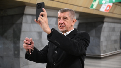 FOTO: Andrej Babiš natočil video v metru jako důkaz, že jím jel.