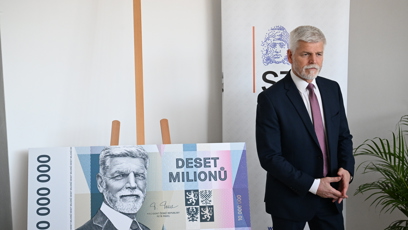 FOTO: Petr Pavel s bankovkou s jeho podobiznou.
