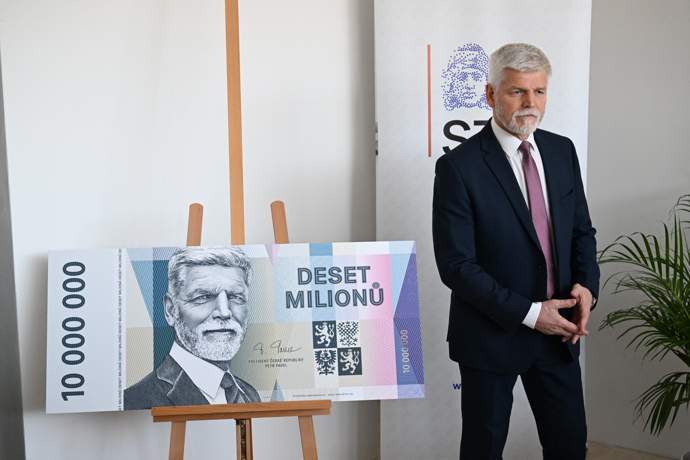 FOTO: Petr Pavel s bankovkou s jeho podobiznou. – stránka 1981