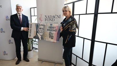 FOTO: Petr Pavel a Eva Pavlová zapózovali s pamětní bankovkou.