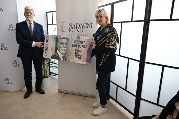 FOTO: Petr Pavel a Eva Pavlová zapózovali s pamětní bankovkou. – stránka 893