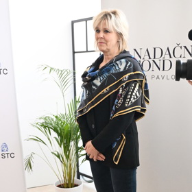 První dáma České republiky Eva Pavlová se nedávno ve společnosti objevila v outfitu, kterému dominovaly právě bílé tenisky.