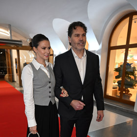 Přítelkyně Jaromíra Jágra, modelka Dominika Branišová, oblékla kostýmek v pánském stylu, kterému dominovala šedá vestička a bílá košile.