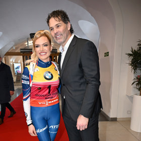 Jaromír Jágr oblékl na premiéru klasický pánský oblek a bílou košili.