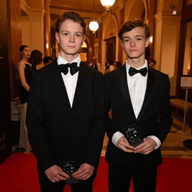 Vnuci slavných herců Libuše Šafránkové a Josefa Abrháma Josef a Antonín Abrhámovi. 