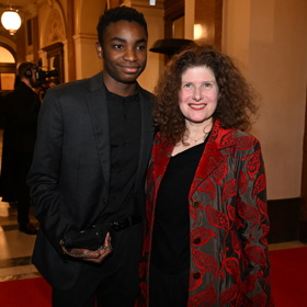 "Za mě by bylo fajn dotáhnout přirozenost a vlny více definovat, hydratovat a dát jim trochu života anebo se vydat druhým směrem a vlasy trochu zkrotit. Klidně i do nějakého jednoduchého účesu," říká kadeřník Honza Kořínek.