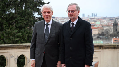 FOTO: Premiér Petr Fiala se setkal s bývalým americkým prezidentem Billem Clintonem.