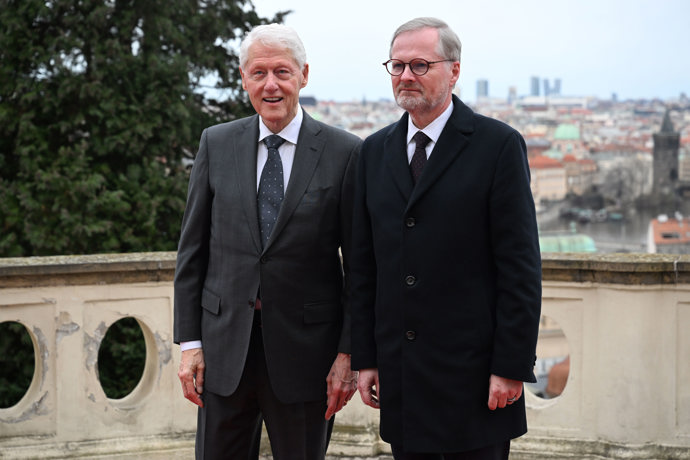FOTO: Premiér Petr Fiala se setkal s bývalým americkým prezidentem Billem Clintonem. – stránka 54