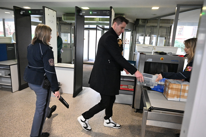 FOTO: Miroslav Dopita šel k soudu doprovodit svou ženu Agátu Hanychovou. – stránka 301