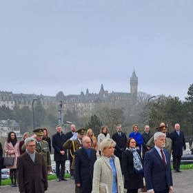 Eva Pavlová doplnila béžový kabátek také béžovým psaníčkem a lodičkami.