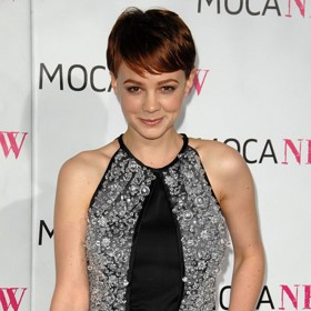 Carey Mulligan v šatech od Prady s krátkým pixie střihem v roce 2009.