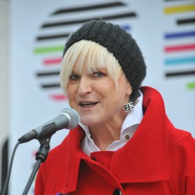 Simona Peková byla v roce 2012 peroxidovou blondýnkou s ostře střiženou ofinou.