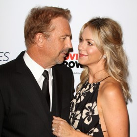 A u požadavku na výživné Christine Baumgartner nezůstala. Zpochybnila ještě platnost předmanželské smlouvy a odmítla se odstěhovat ze společného sídla, jehož hodnotu odhadovala na čtyři miliardy korun.