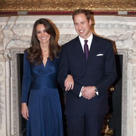 Na oznámení zásnub s Kate Middleton v roce 2010 už byl William oblečený jako ze žurnálu, oblek mu dokonale sedl a byla na něm znát kvalitní krejčovina. Tehdejší a dnešní styl následníka trůnu už se v mnohém neliší.