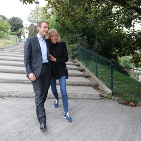 Emmanuel Macron a Brigitte Auzière se do sebe zamilovali, když on byl sotva patnáctiletý studentík a ona už oslavila čtyřicítku. Brigitte tehdy učila na střední škole v Amiens, kam Emmanuel chodil do třídy s její dcerou Laurence.