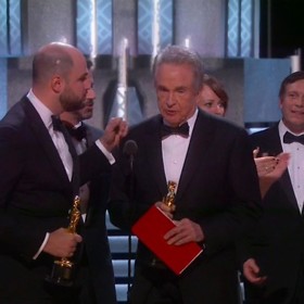 Oscaři 2017 byli plni různých překvapení. Mezi to největší patřilo vyhlášení závěrečné ceny za Nejlepší film. Toho se měli zhostit Faye Dunaway a Warren Beatty. Měl to být romantický muzikál La La Land. Producenti již drželi sošku v rukou a měli po projevech, když vtom zasáhla režie. Byl to omyl. Skutečným vítězem byl snímek Moonlight.