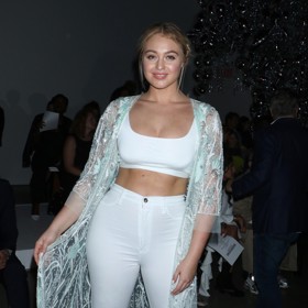 Typickou představitelkou této postavy v plus size velikosti je například modelka Iskra Lawrence. 