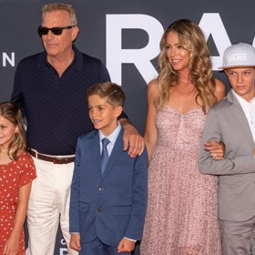 Christine Baumgartner a Kevin Costner jsou rodiči synů Caydena (16) a Hayese (15) a dcery Grace (13) - všichni na snímku ještě v dobách, kdy rodinka šlapala jako hodinky.