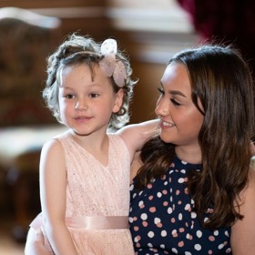 Doprovod jí dělala maminka Lynda, která s holčičkou absolvovala celou její cestu k uzdravení, a také starší sestra Jodi (na snímku).