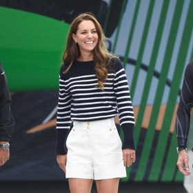 V šatníku má i svetr v opačném barevném spektru. Oba jsou značky Erdem, vyrobené z kašmíru a tento převážně námořnicky modrý stojí 516 liber (15 tisíc Kč). V bílé variantě není v současnosti k dostání.