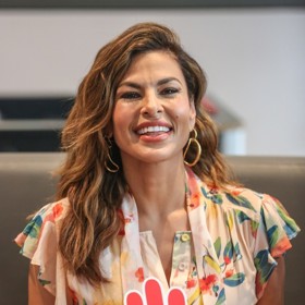 Některé věci se nemění. U Evy Mendes je to její ikonický účes i široký úsměv.