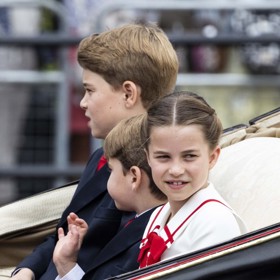 Loňský rok byl ale ze strany Charlotte výjimečný především v tom, že začala nosit drdoly. Jedním se pochlubila během červnové vojenské přehlídky...