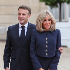 Během školní docházky spolu sice trávili hodně času, ale jejich poměr prý nepřekročil meze zákona. Každopádně Macronovi rodiče nebyli jeho slabostí pro starší vdanou učitelku a matku tří dětí nijak nadšení, a tak syna na poslední rok studia přesunuli na lyceum do Paříže, aby skandál utichl. Emmanuel ale své milé slíbil, že se pro ni vrátí a vezme si ji.