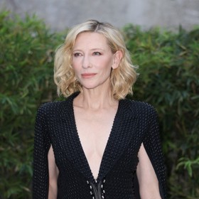 Křehká herečka Cate Blanchett naopak nemění odstín a příliš nesahá ani do délky svých blond vlasů. Rozevláté zvlněné mikádo nosí na mnoho různých způsobů.