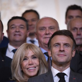 Tak se také stalo. Po Emmanuelově maturitě znovu tvořili pár, Brigitte se kvůli němu rozvedla a v roce 2007 měli svatbu i požehnání obou rodin.