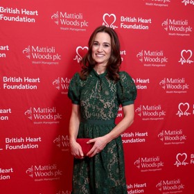 Že je módní ikonou stejně jako její sestra Kate, dokázala Pippa Middleton naposledy na prosincovém předávání cen Heart Hero. Tehdy zvolila velice příhodnou kombinaci zelené a červené, evokující blížící se Vánoce. Na sobě měla krajkové šaty, které jí díky nabíraným rukávům a zúženému pasu dodaly siluetu přesýpacích hodin. Šarlatově červené lodičky a psaníčko Emmy byly odvážnou volbou, ale vyplatilo se. Vytvořily dokonalou třešničku na dortu.
