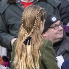 Jde o dva copánky z vlasů rámujících obličej, přičemž vzadu jsou svázané stužkou v libovolné barvě ladící se zbytkem outfitu. Kate někdy takto dcerce splétá vlasy do klasického copu, jindy francouzského, a podle aktuální délky vlásků je pak váže buď výš nebo níž.