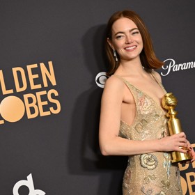 Emma Stone přebírá Zlatý glóbus za hlavní roli ve filmu Chudáčci v roce 2024.
