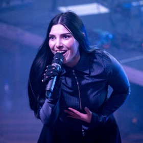 Pódiový projev Pam Rabbit evokuje temný hudební styl, její písně jsou ale plné ironie a humoru.