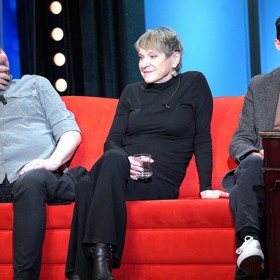 Simona Peková vynesla k Janu Krausovi kompletně černý outfit, kterému vévodily její krátce střižené vlasy. 